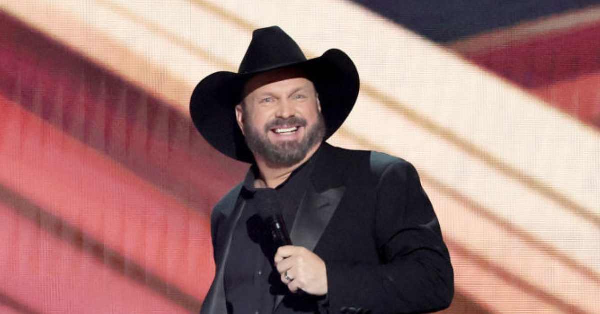 Garth Brooks Commits To Selling 'Every' Beer At New Bar - Comic Sands