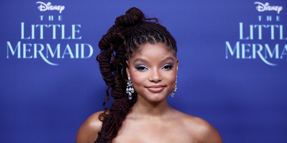 Halle-Bailey-smiling-The-Little-Mermaid-premiere