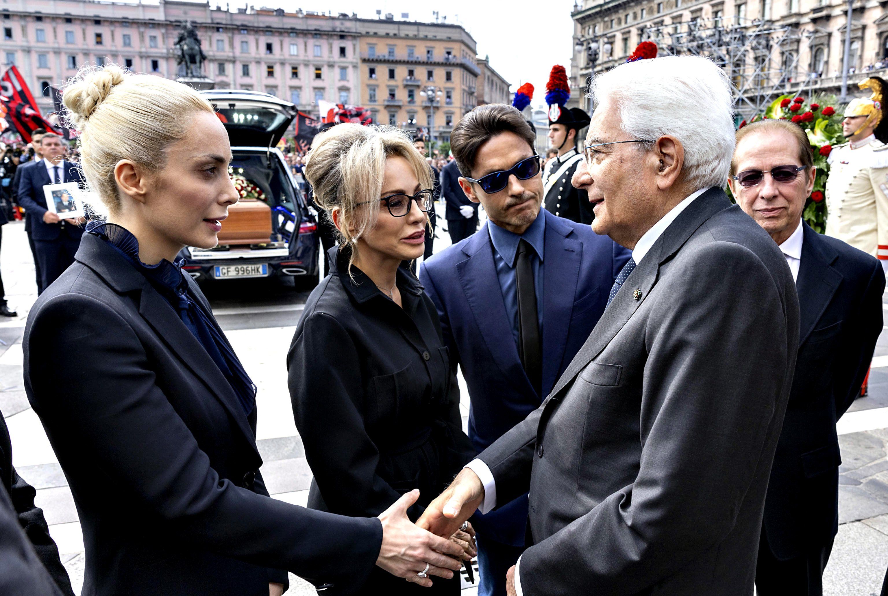 Famiglia e politici, sportivi e volti tv. L’addio è un sorriso