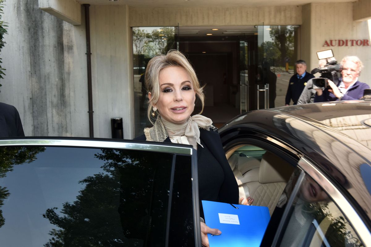 Per impedire che il partito evapori i dirigenti invocano il soccorso di Marina