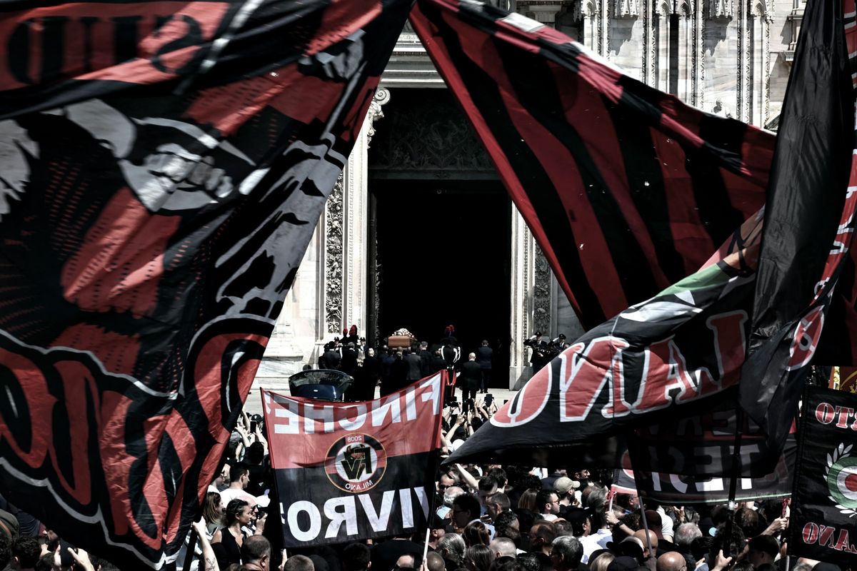 Cori da stadio e bandiere del Milan. La piazza si trasforma in San Siro