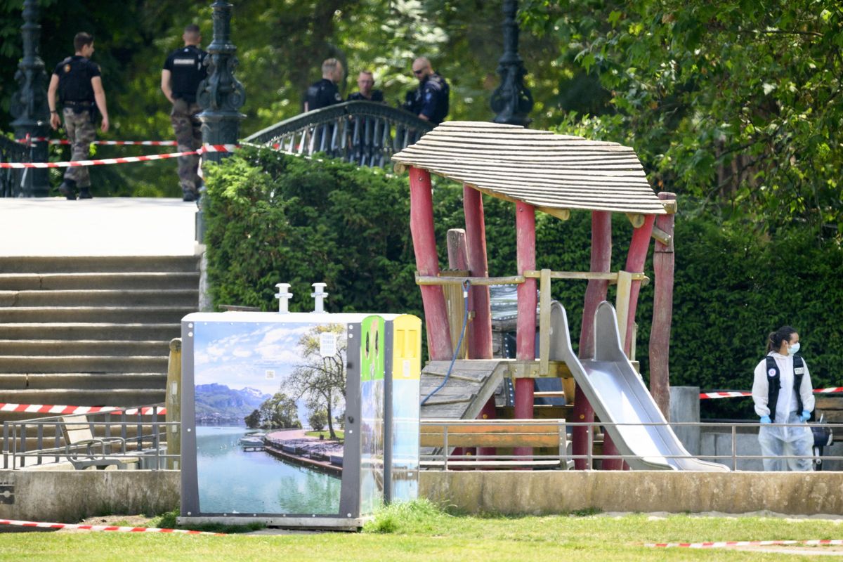 «Il terrorista di Annecy è islamico. La conversione cristiana è falsa»