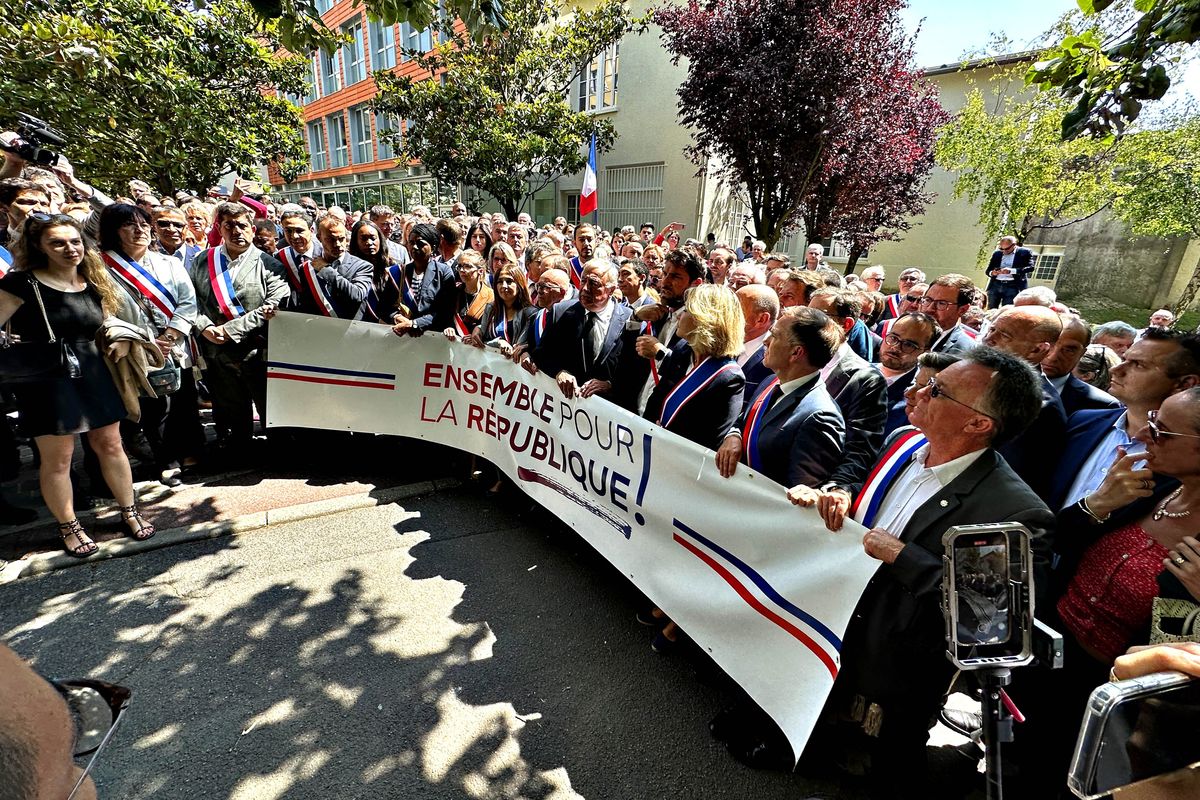 Francesi in massa al fianco del poliziotto, la sinistra vuole stoppare la colletta