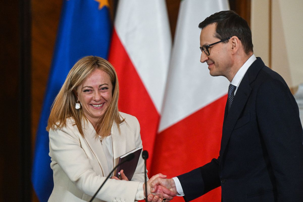 Il premier a Varsavia in versione colomba