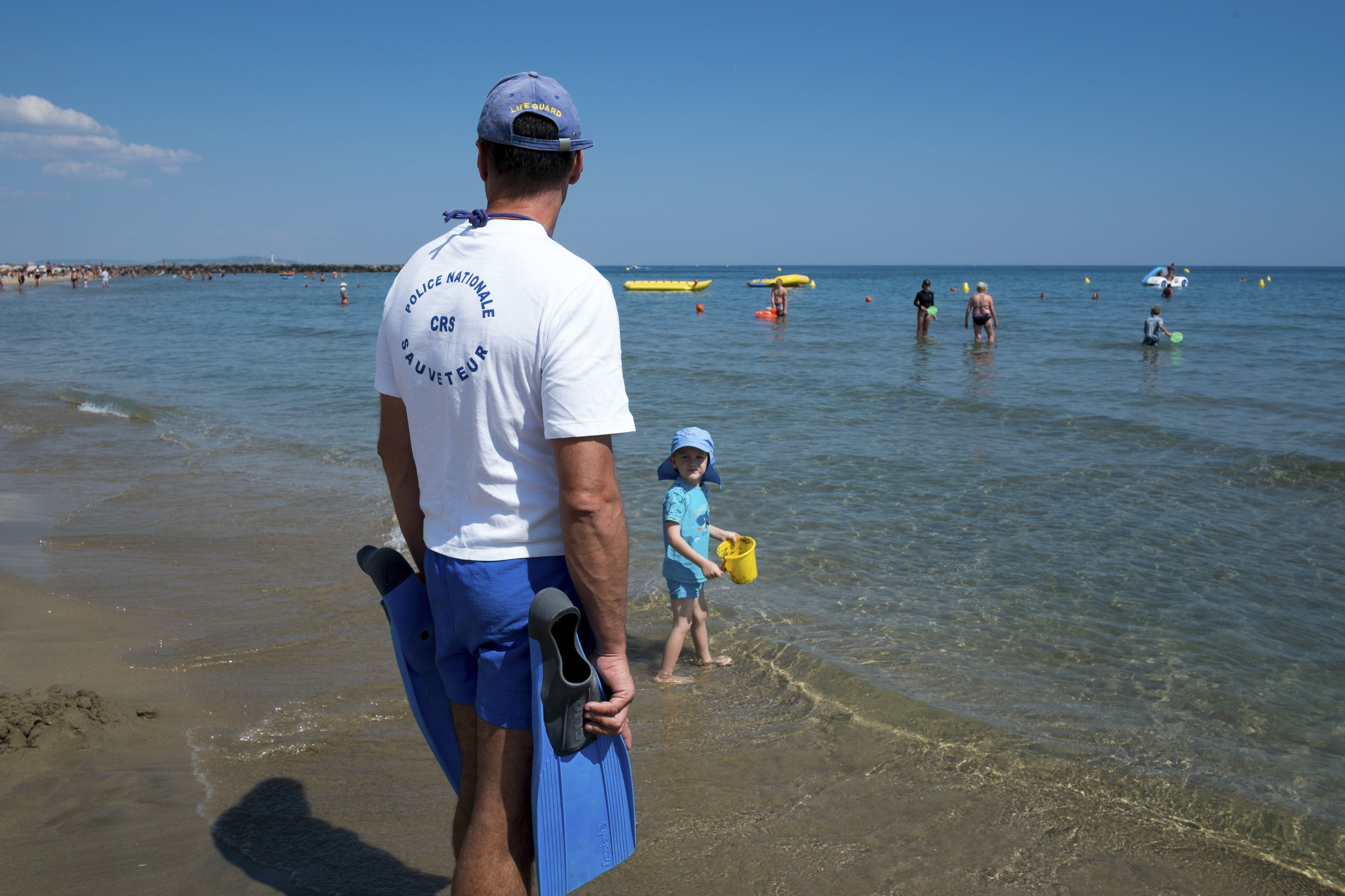 Macron manda in banlieue gli agenti bagnini