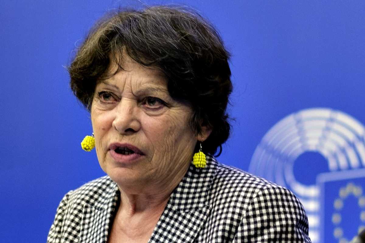 L’Europa tiene ancora segreti i contratti ma non può ignorare i morti post vaccino