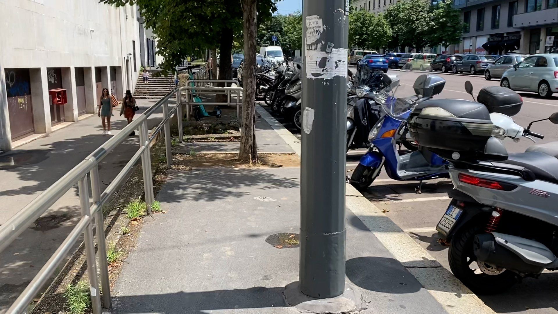 Buche, gradini, guasti. La Milano di Beppe Sala se ne frega dei disabili