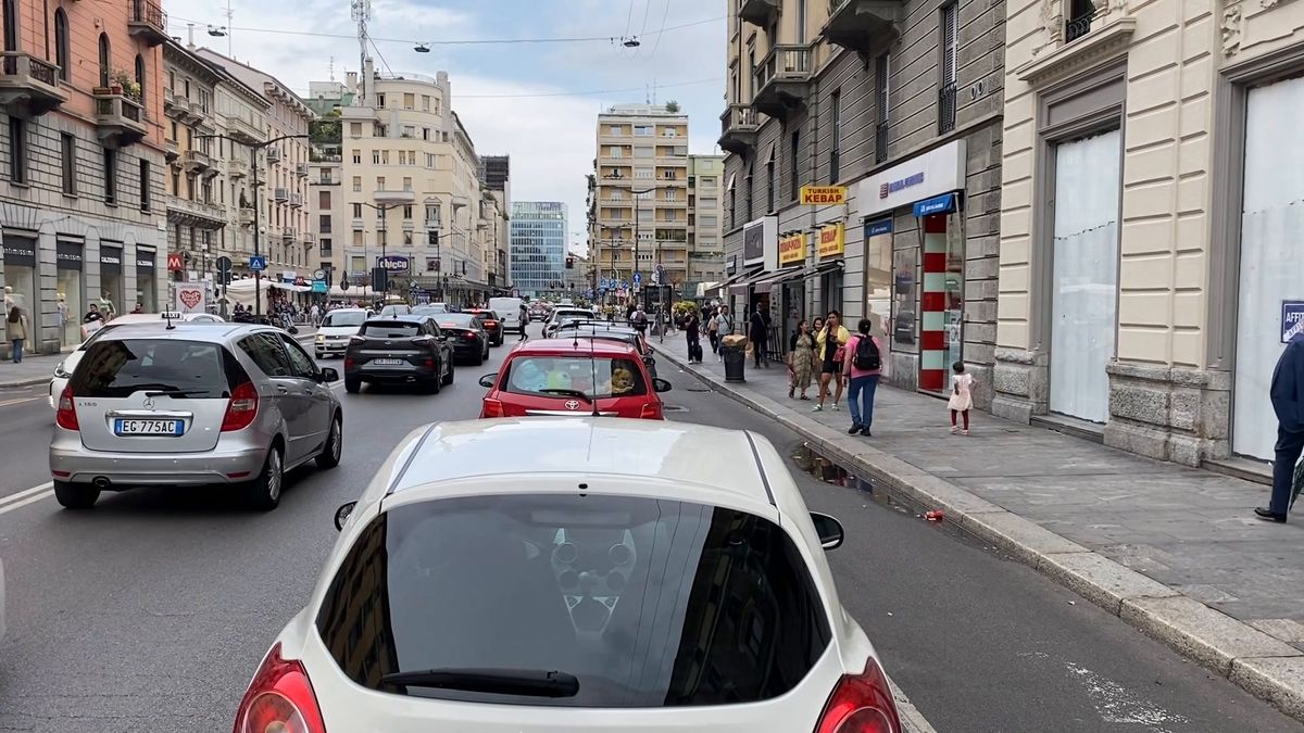 Buche, gradini, guasti. La Milano di Beppe Sala se ne frega dei disabili