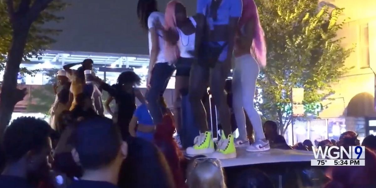NextImg:Hundreds of teenagers swarm streets of Chicago neighborhood and vandalize cars while terrorizing businesses and residents