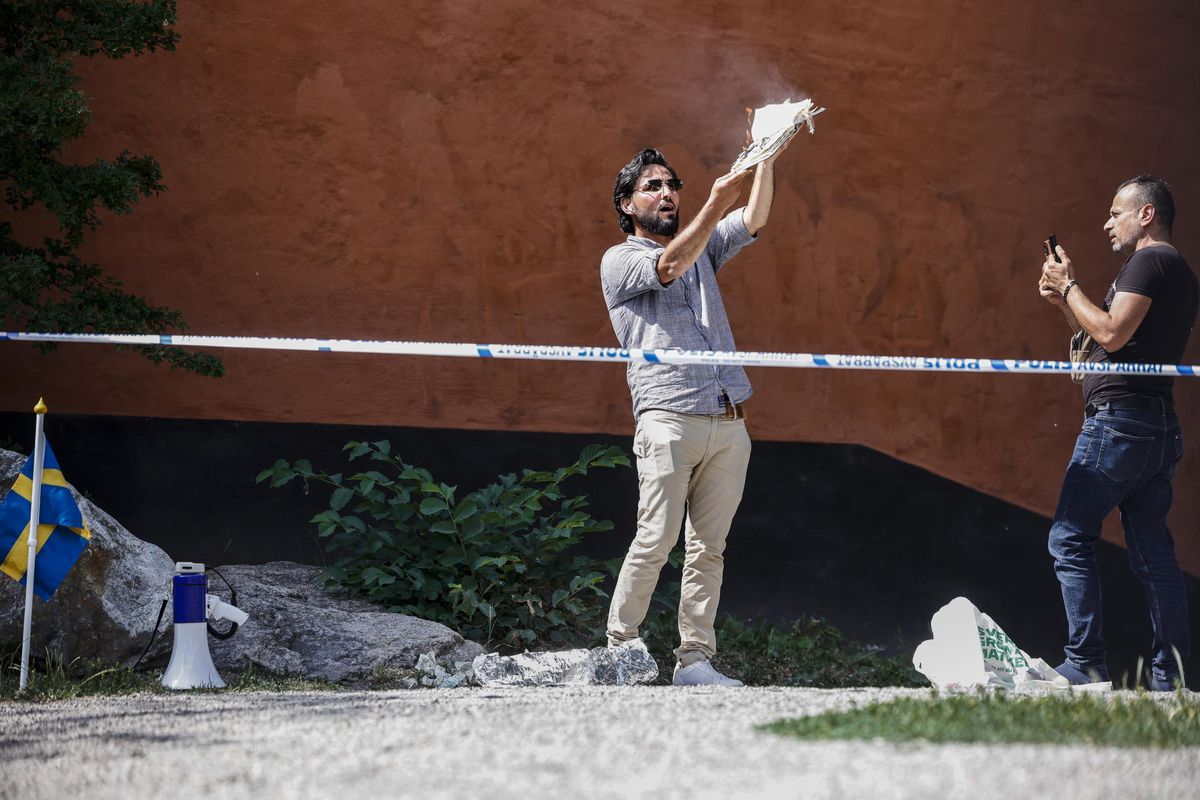Prima la pancetta, poi il falò del Corano. La Svezia autorizza le proteste anti islam