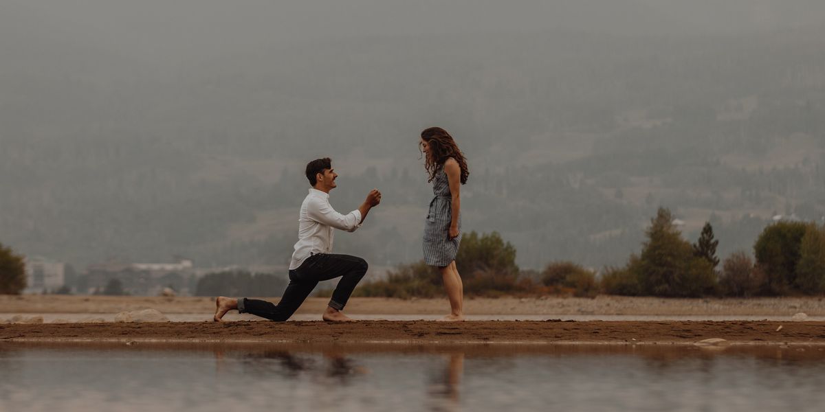 Man proposing to woman