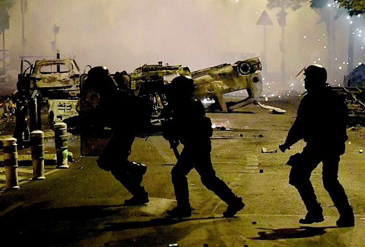 Tutta la Francia brucia ostaggio delle violenze. L’Eliseo: «State a casa»