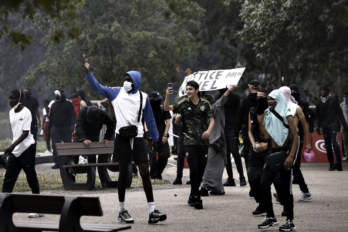 Le banlieue si armano fino ai denti. Oltre a razziare, sparano ai poliziotti