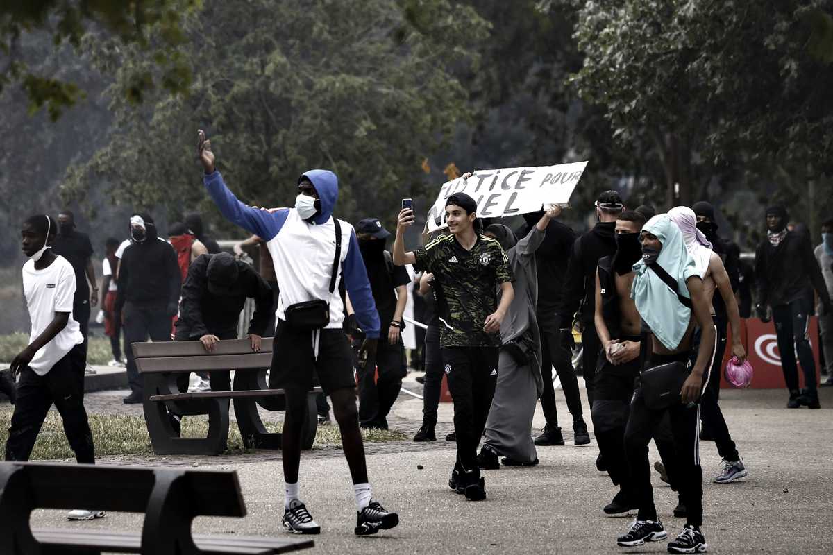 Le banlieue si armano fino ai denti. Oltre a razziare, sparano ai poliziotti