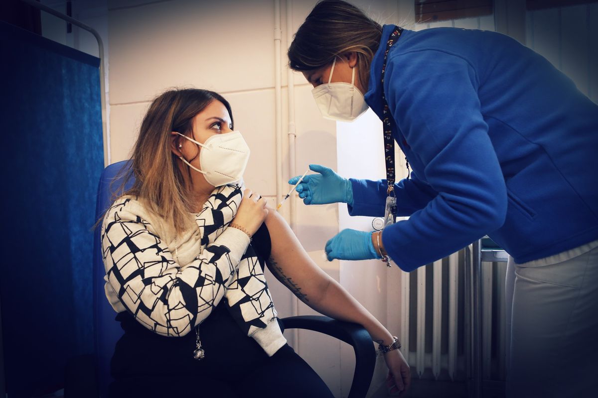 La pandemia non c’è ma compriamo vaccini