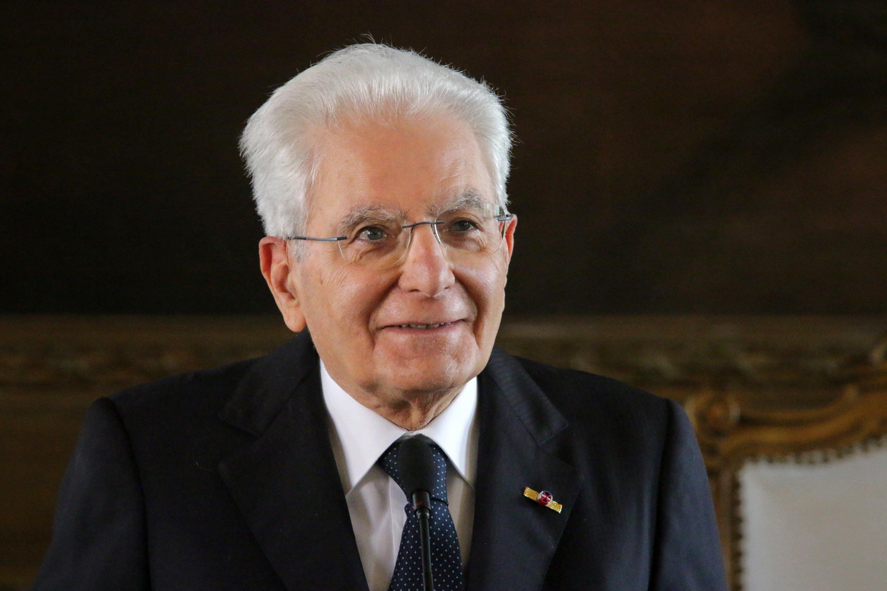 Mattarella resta in silenzio sulle bombe a grappolo a Kiev ma sei anni fa le denigrava