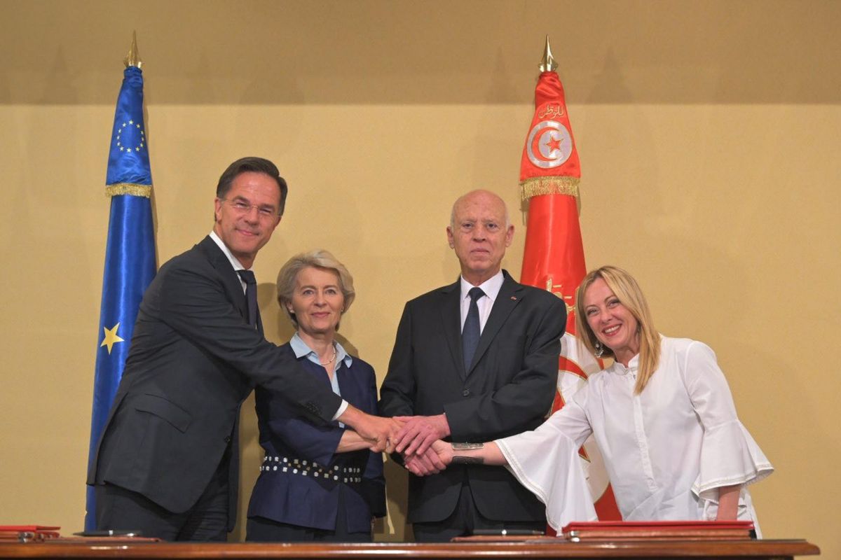 La Tunisia firma l’accordo per rallentare gli sbarchi che assediano Lampedusa