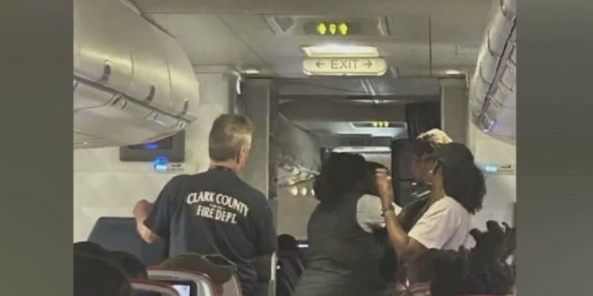 NextImg:Passengers aboard idling plane pass out, lose control of their bowels in sweltering Las Vegas heat and no air conditioning for 4 hours: Report