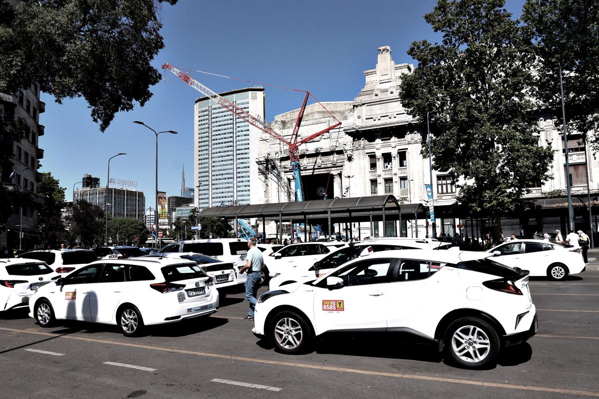 Non bastano 1.000 licenze in più. I problemi dei taxi sono in Comune