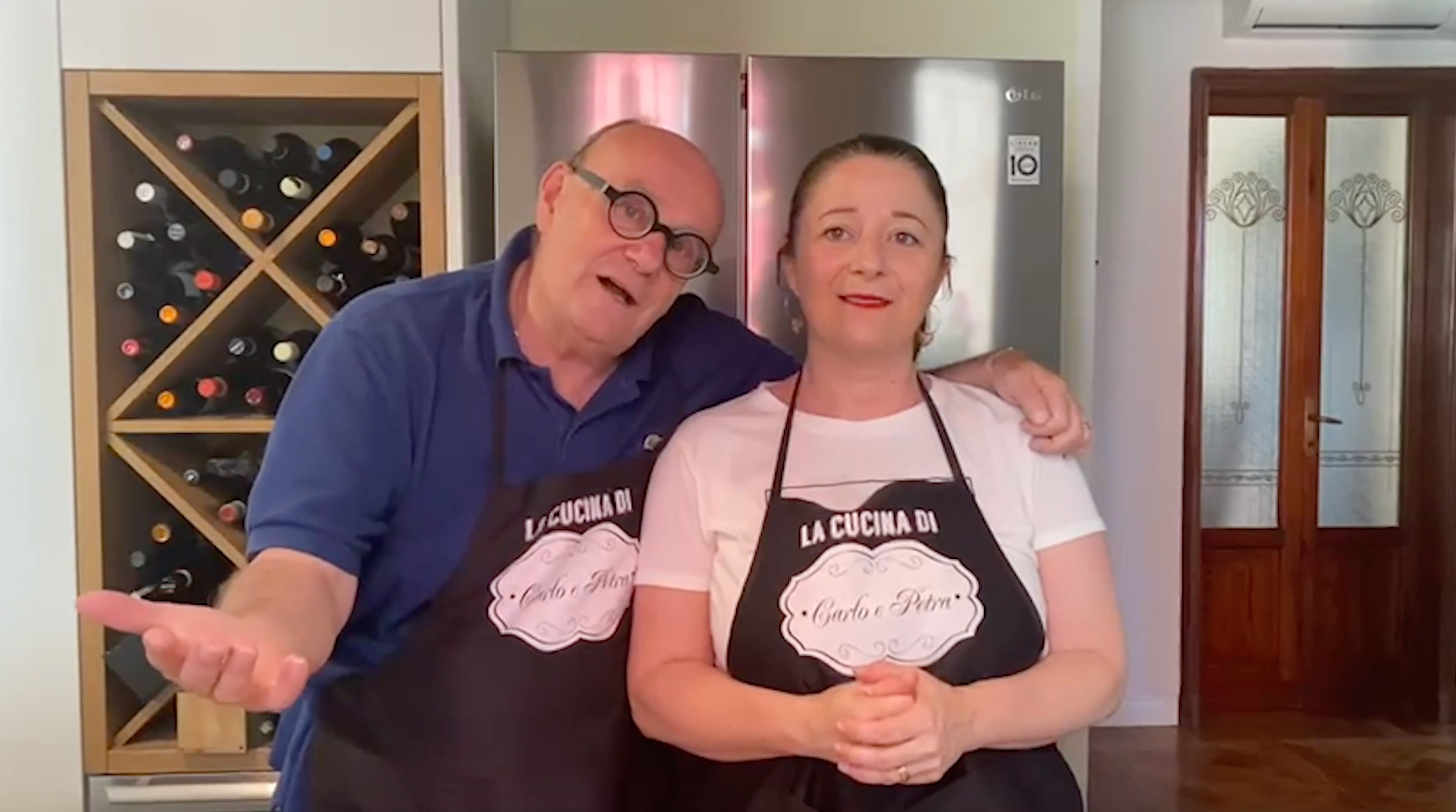 Le pillole di galateo di Petra e Carlo: le buone maniere in aereo