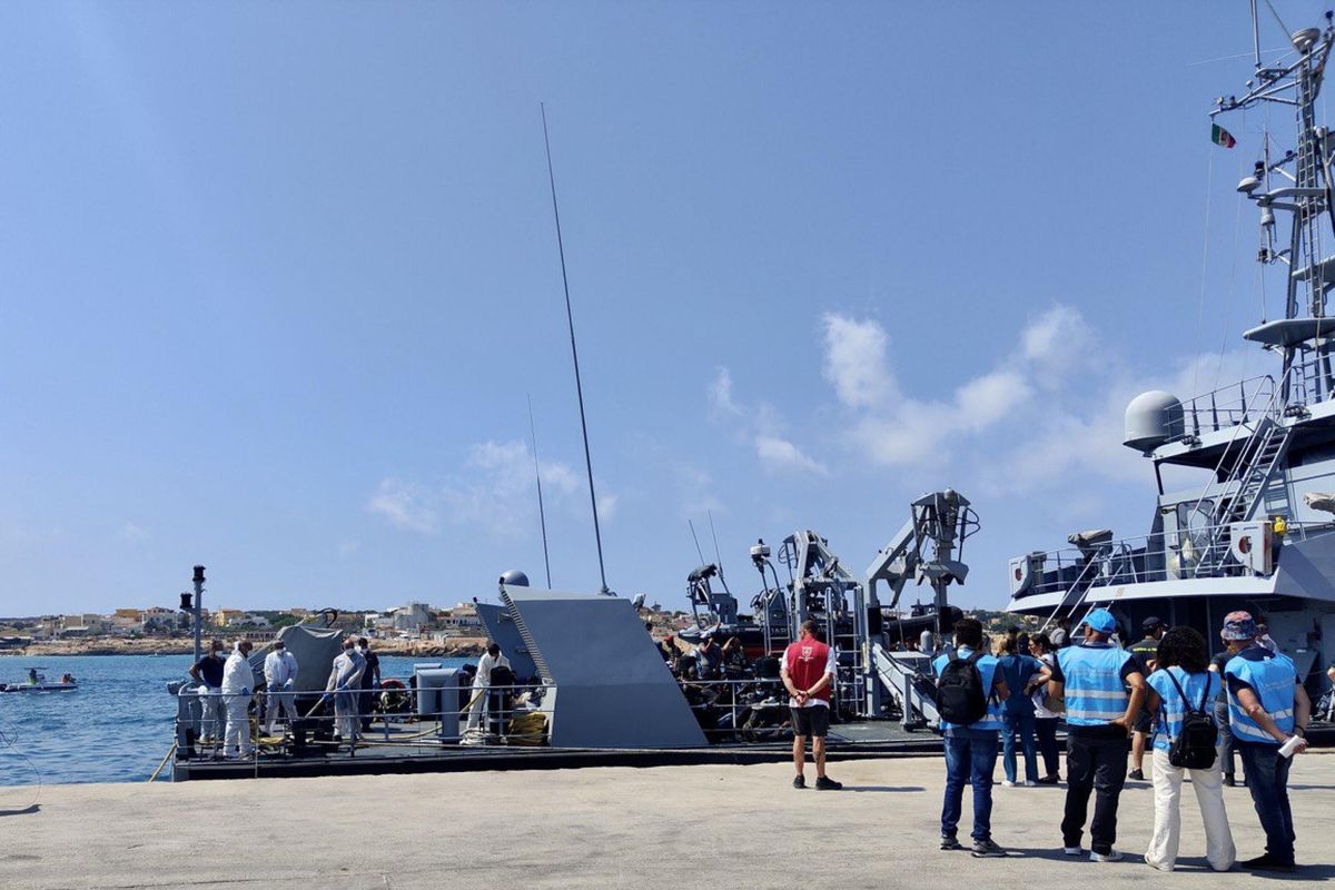 Lampedusa resta un’isola aperta. In 24 ore altri 1.800 sbarchi