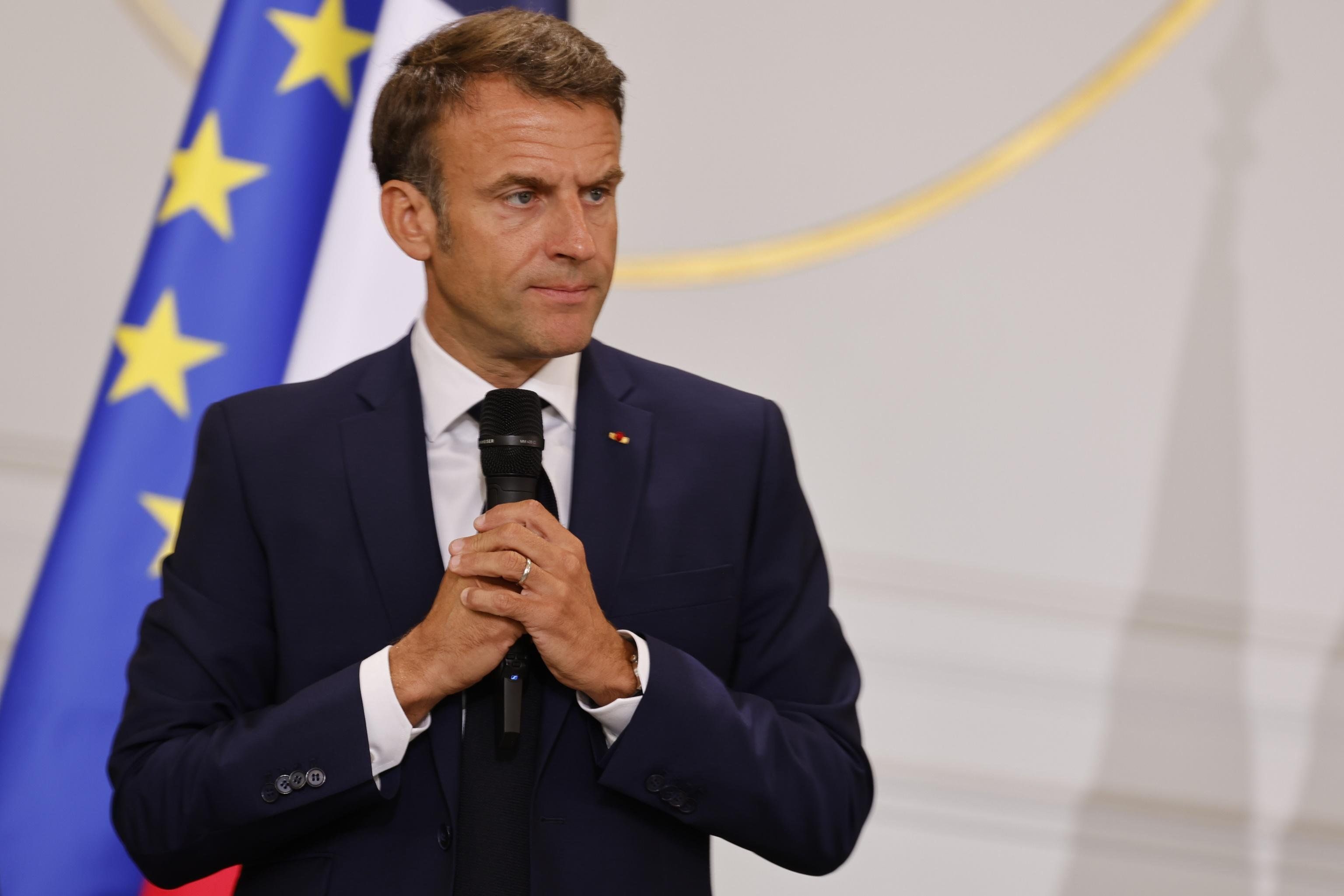 Macron sottomesso agli stranieri violenti: niente tagli ai sussidi ai parenti dei teppisti