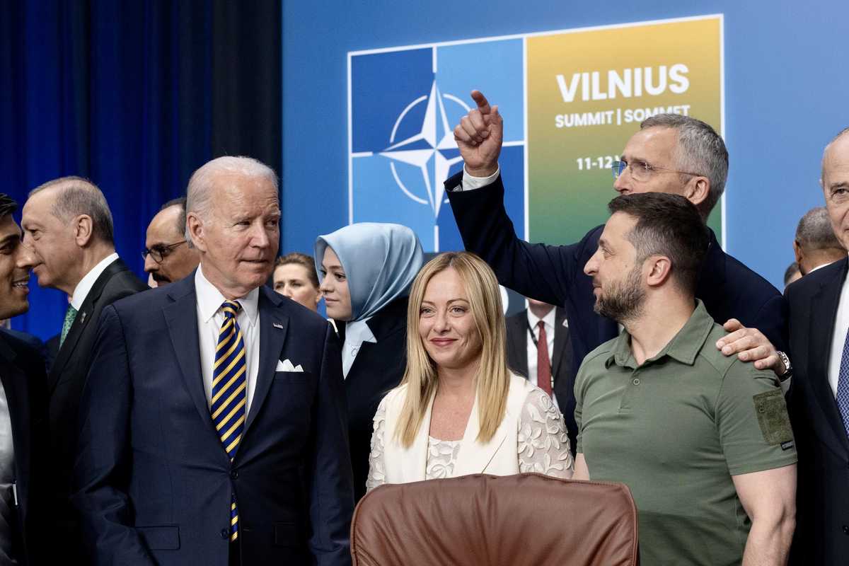 Kiev molla la presa: «Nella Nato a fine guerra»