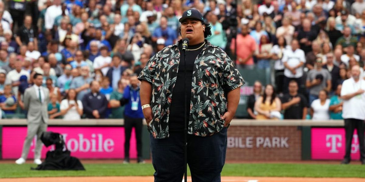 'So sorry guys': 'American Idol' winner apologizes for forgetting to remove hat while singing national anthem
