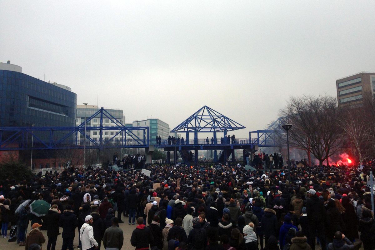 Le banlieue violente fanno paura: i francesi non festeggiano il 14 luglio