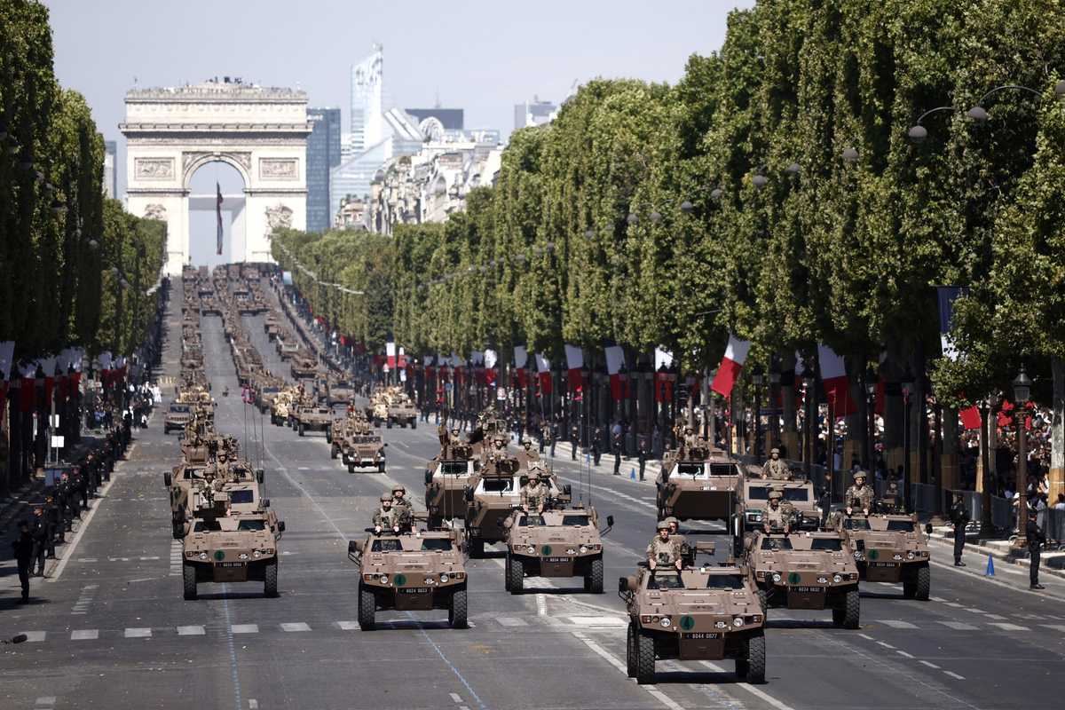 Il 14 luglio di Macron: zero feste, tanti fischi