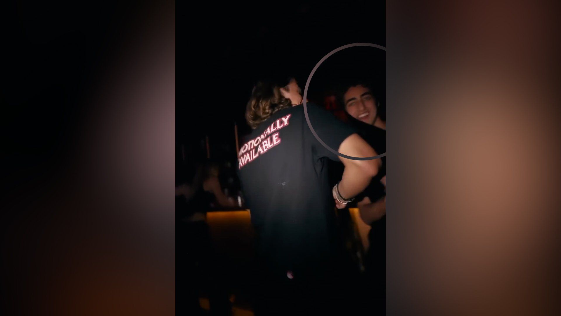 Dj Tommy in società in Inghilterra con un fan di «Black lives matter»