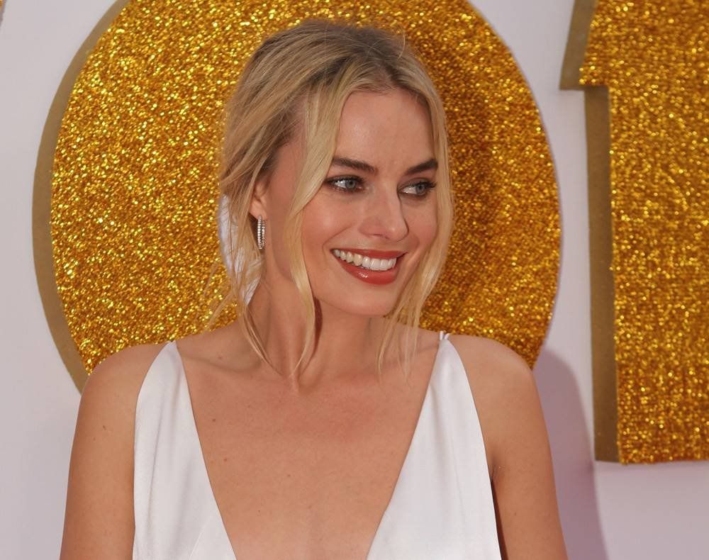Margot Robbie talks to deaf fan using sign language pic pic