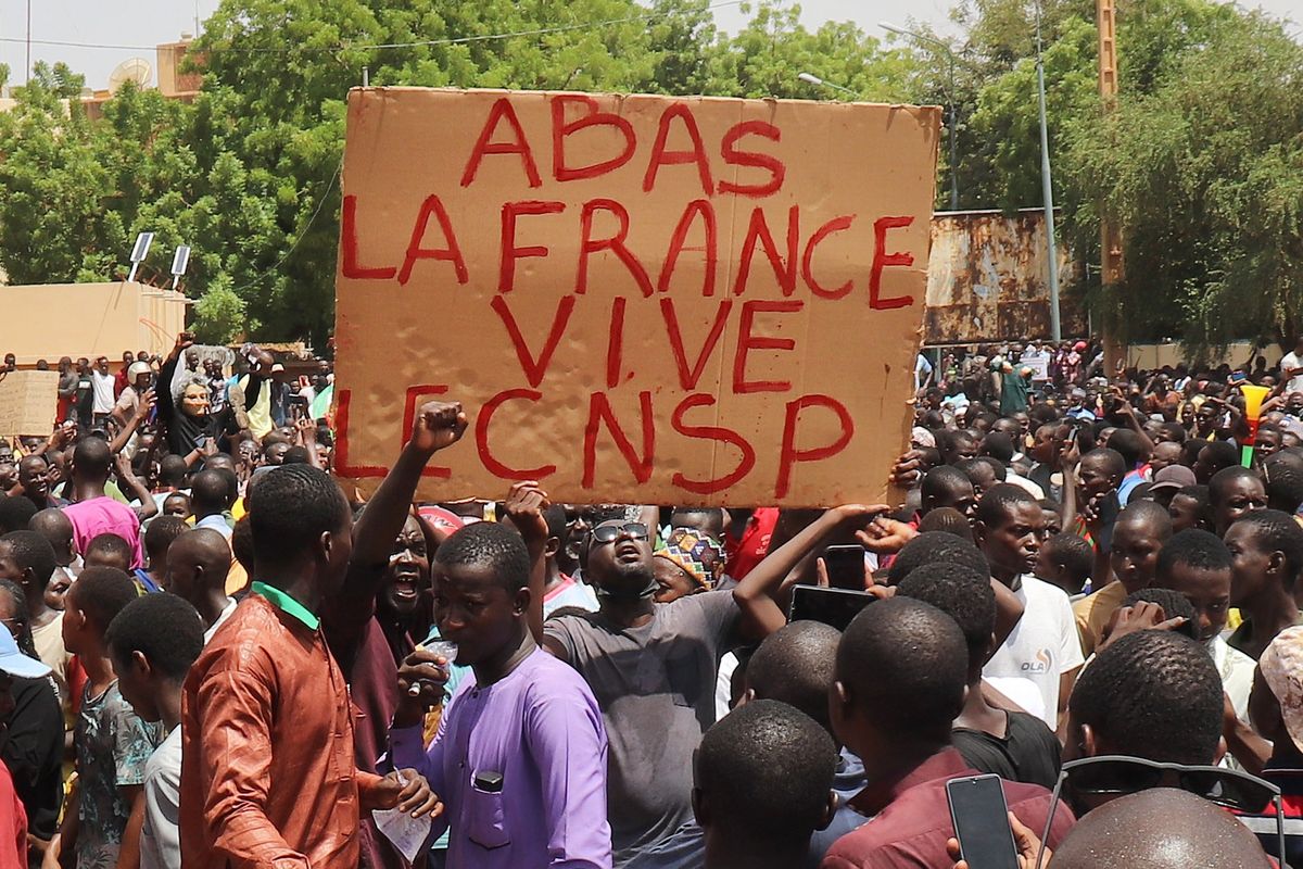 Niger, l’intelligence avvisa Macron: l’intervento darà fuoco alle banlieue