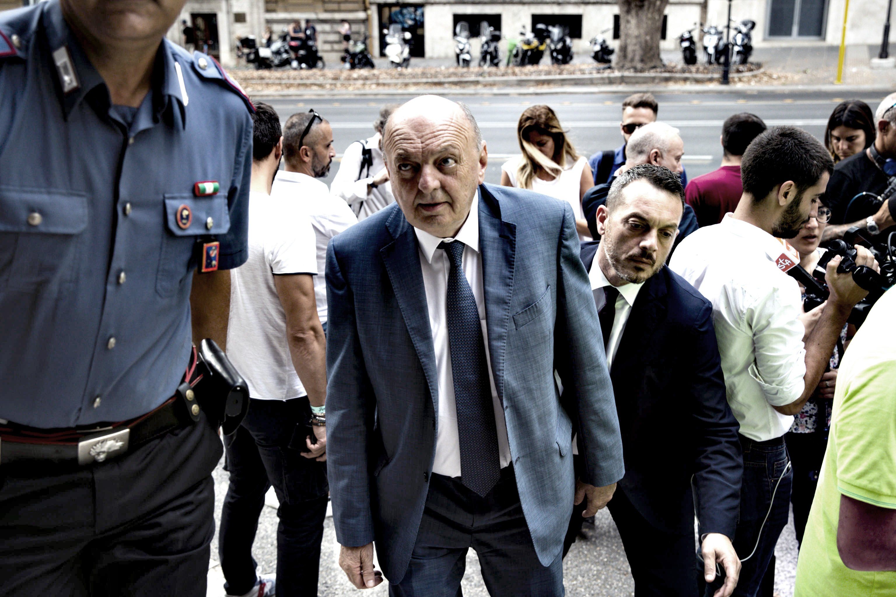 Pichetto si scorda di essere ministro e dà appuntamento ai vandali green