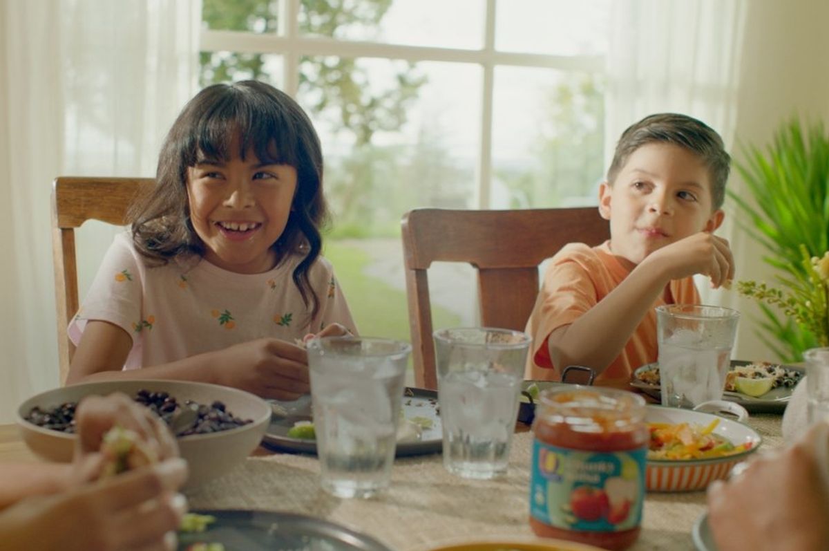 kids eating dinner 