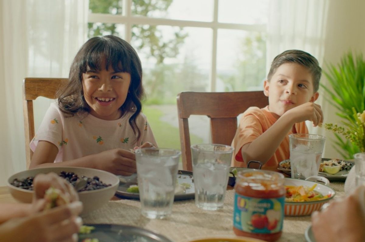 kids eating dinner