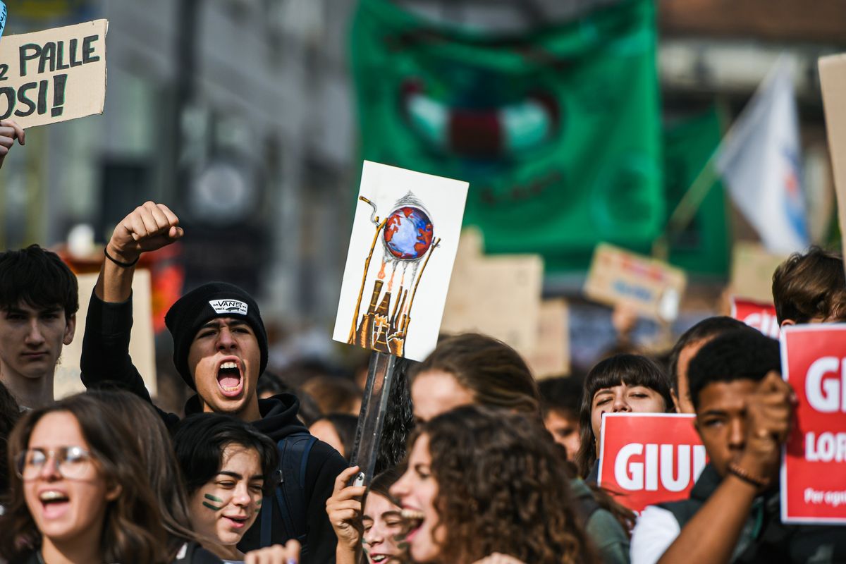 La vera minaccia è a consumi e democrazia