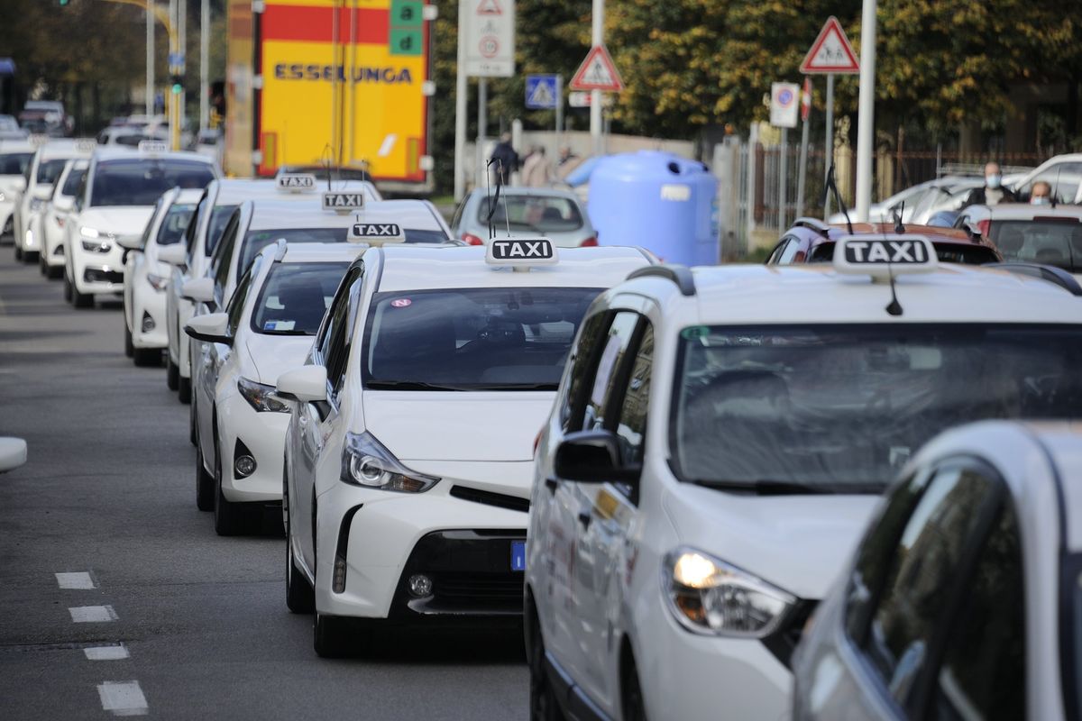 Il governo aumenta le licenze dei taxi. La solita Cgil pronta a fare sciopero