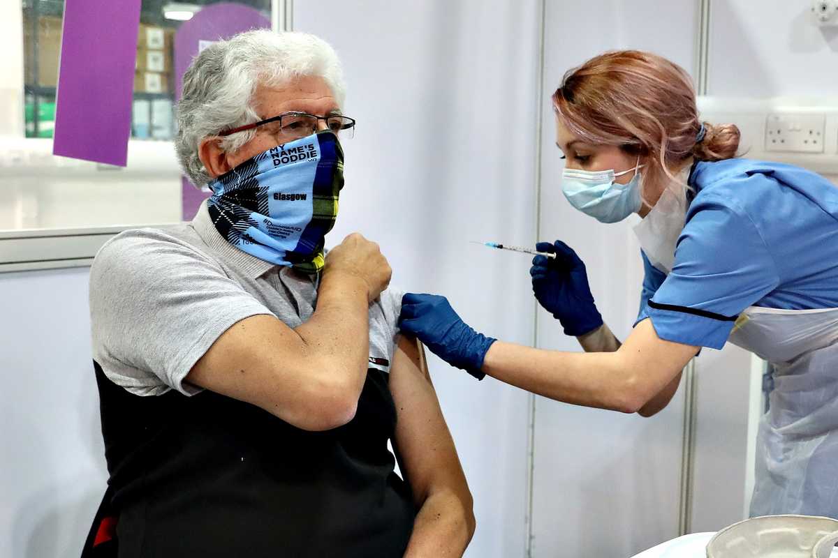 Londra ferma la profilassi di massa. Niente vaccini gratis agli under 65