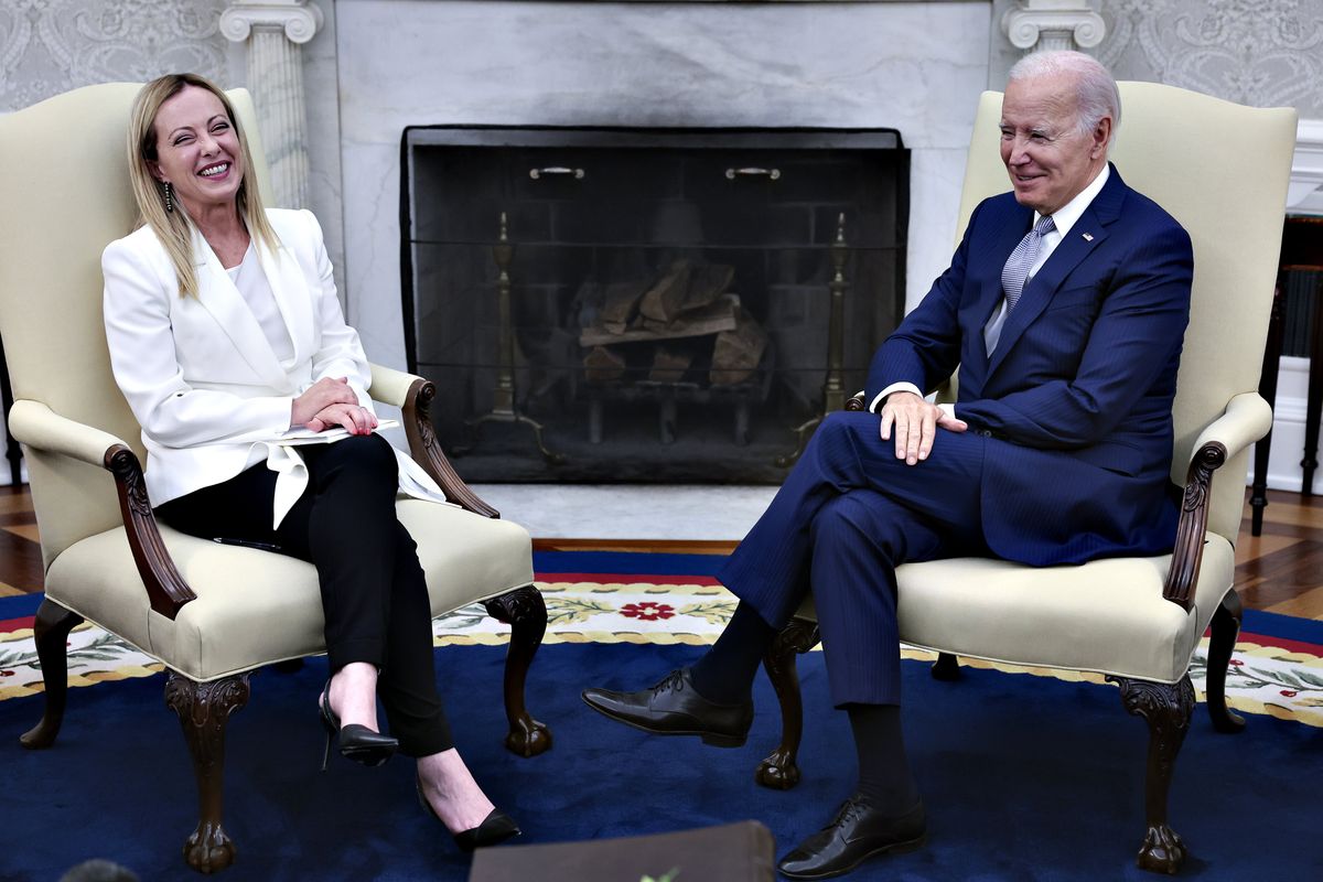 La Meloni flirta con Biden ma tiene aperta la porta del Gop