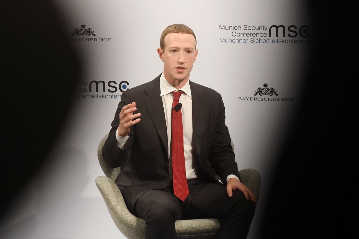 Censure sui vaccini, Facebook confessa: «Continue pressioni dalla Casa Bianca»