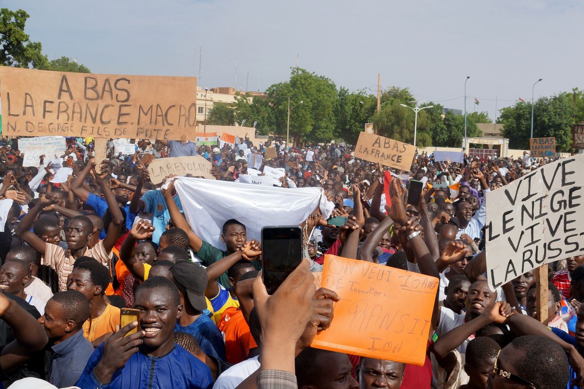 Ambasciata francese assaltata in Niger. Il gruppo Wagner soffia sulla rivolta