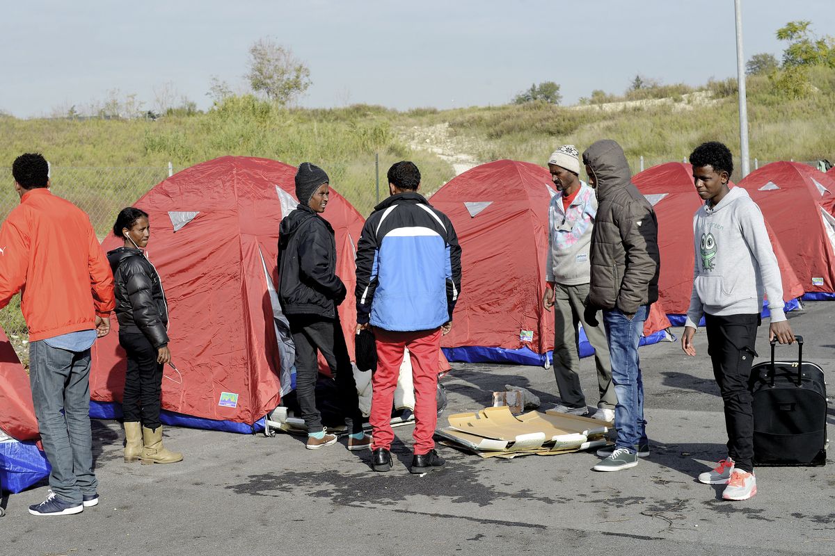 Con gli sbarchi senza sosta ritornano pure le tendopoli