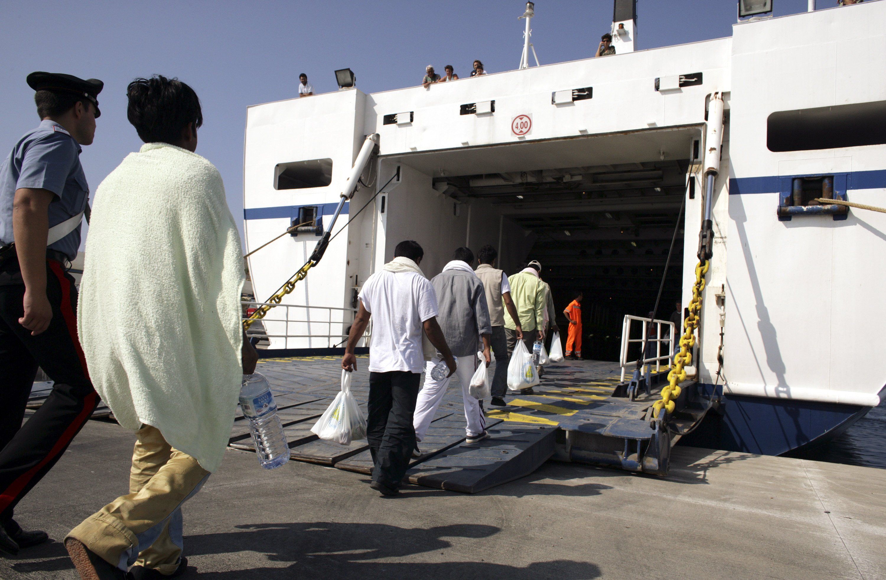 Il Pd ora spara sull’Ue e propone traghetti per scortare in Italia i migranti dall’Africa