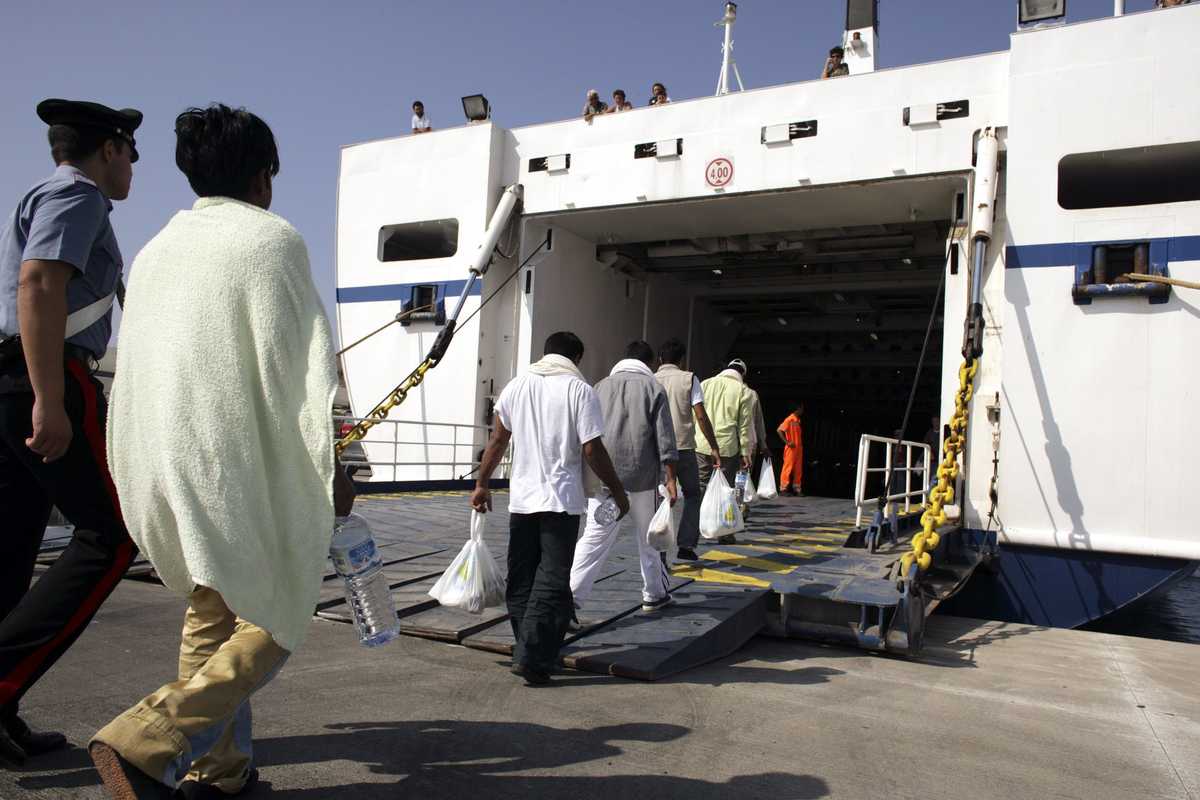 Il Pd ora spara sull’Ue e propone traghetti per scortare in Italia i migranti dall’Africa