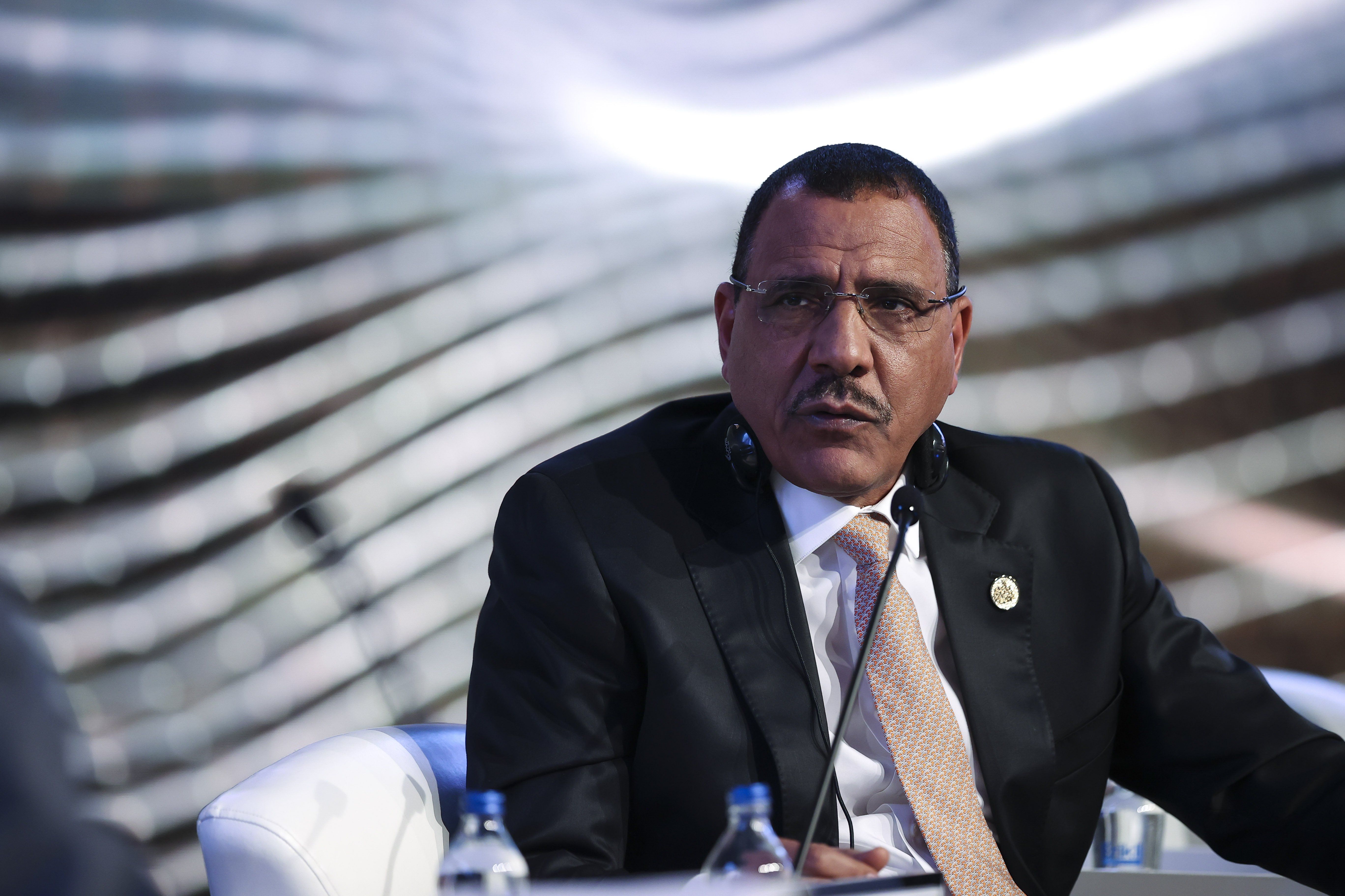 «Se ci attaccate il presidente muore». Ma l’Ecowas schiera i suoi militari