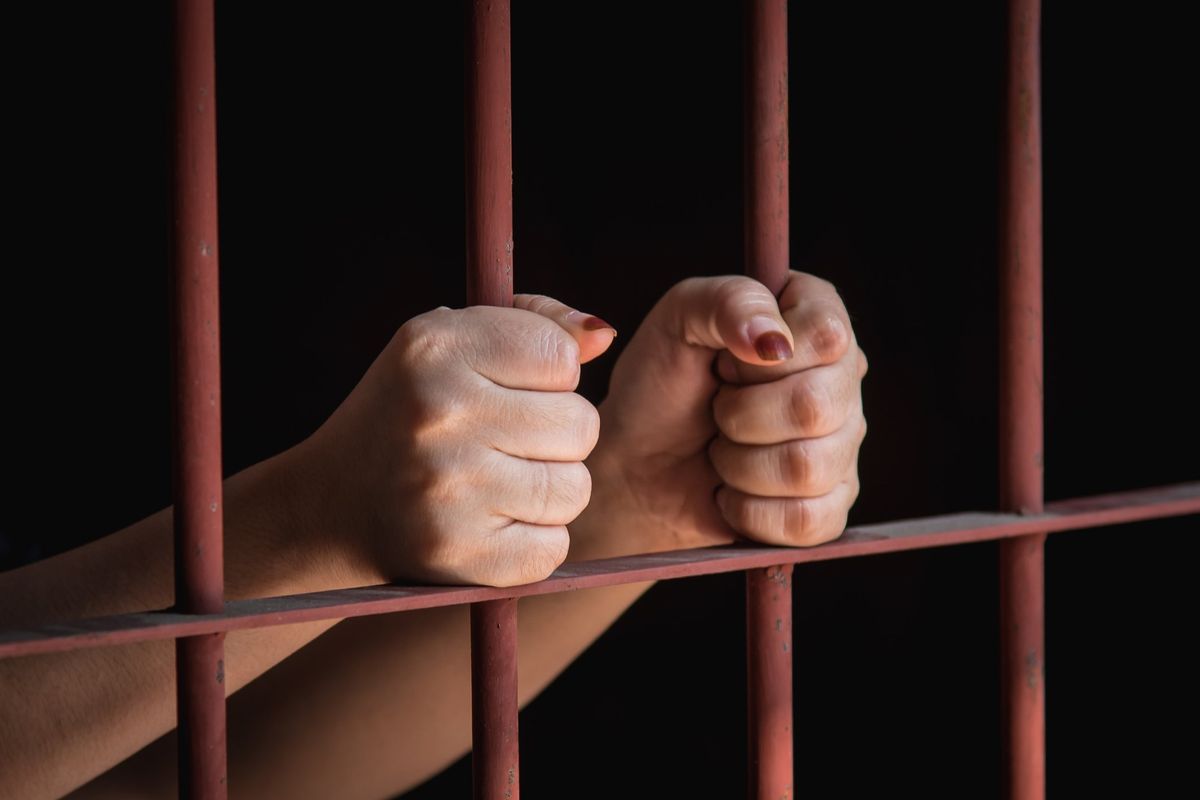 Trans finisce nel carcere femminile e mette incinta la compagna di cella