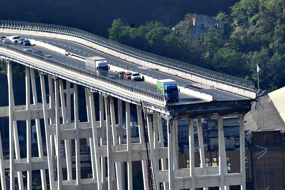 Ponte Morandi, corsa per evitare la prescrizione. Salvini: «L’avidità ha fatto 43 morti»