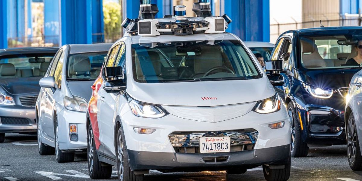 NextImg:Driverless cars lose signal, cause huge traffic jam in San Francisco — city blames it on too many people using wifi