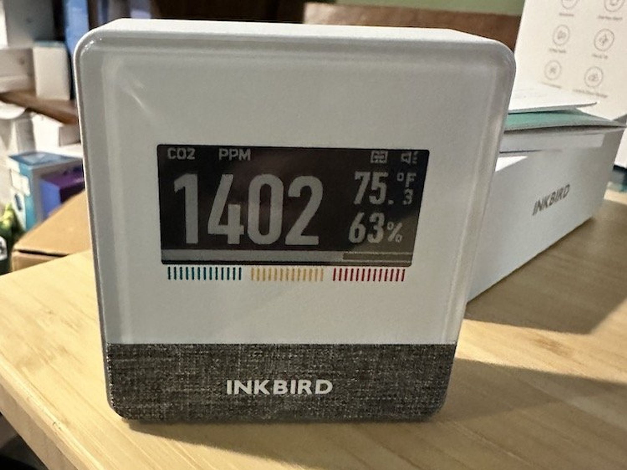 INKBIRD monitor showing the color lines for air quality